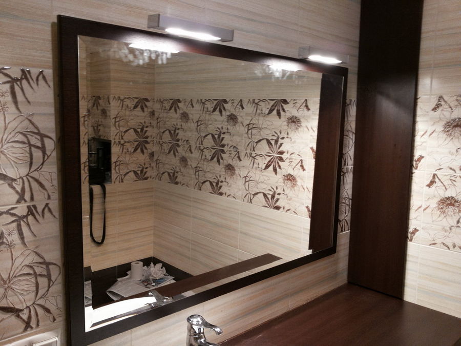 Настенное зеркало в ванную комнату