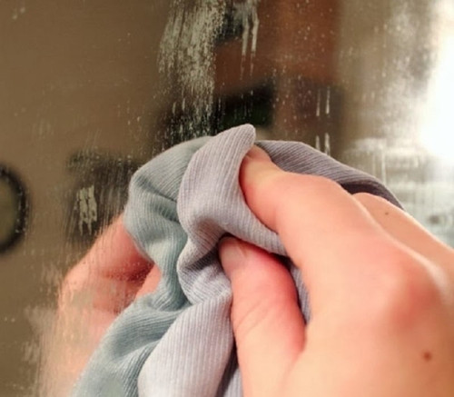 Чем отмыть зеркало в ванной от известкового налета